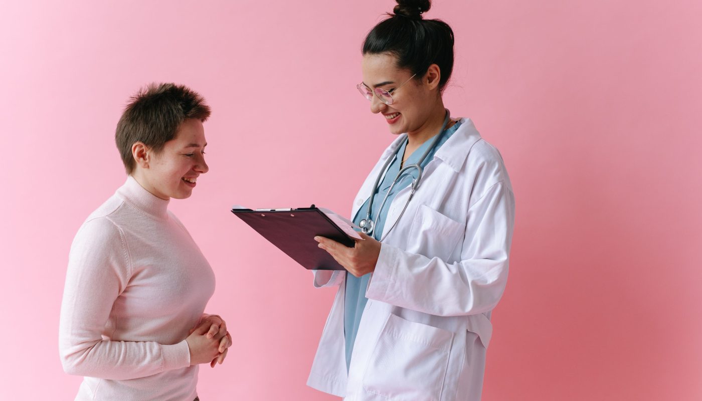 Ärztin bespricht Befunde mit einer Patientin